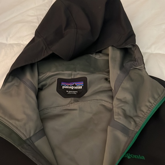 Mens Patagonia windstopper jacket with attached hood - Picture 3 of 7